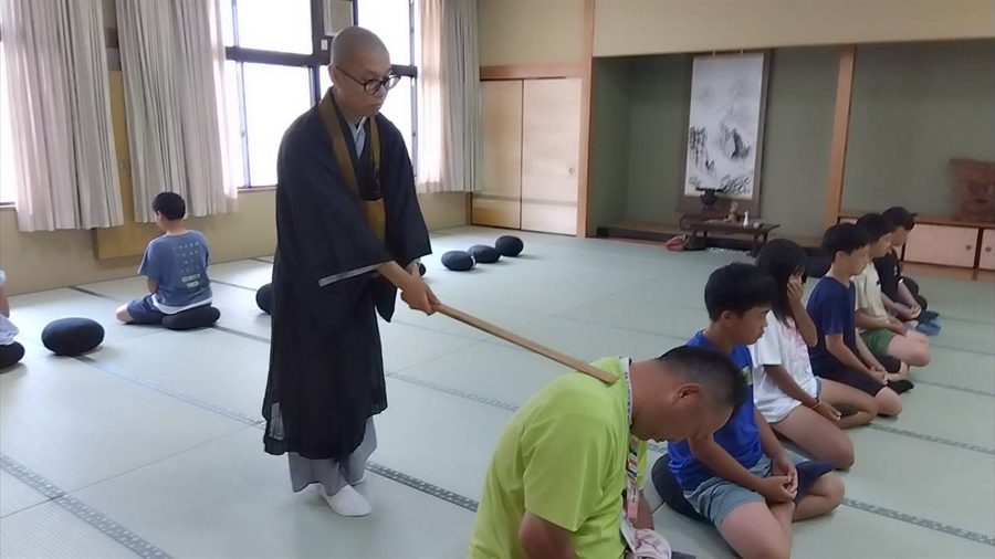 子どもたちへの座禅